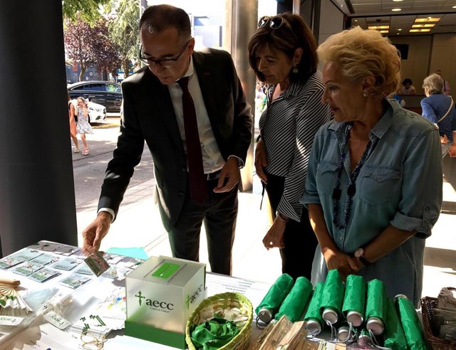 El consejero de Salud, Pablo Fernández Muñiz; la presidenta provincial de AECC en Asturias, Margarita Fuente, y la vicepresidenta de la junta local de AECC de Gijón,  Mabel Núñez.