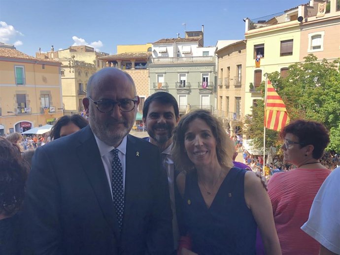 El portavoz adjunto de JxCat en el Parlament, Eduard Pujol, y la consellera de Empresa y Conocimiento, ngels Chacón