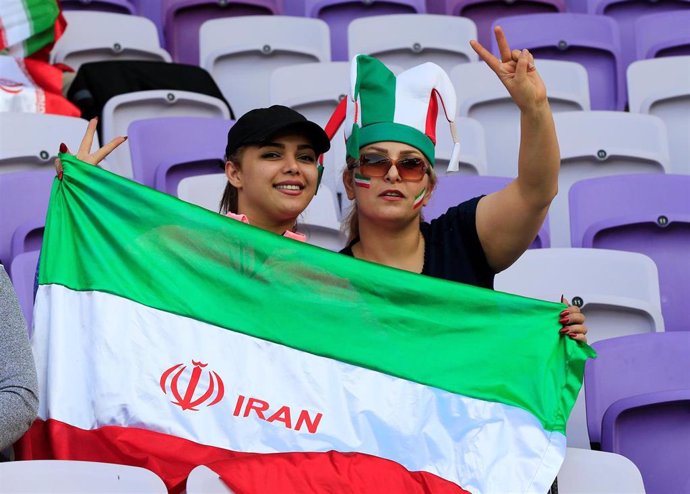 Mujeres iraníes acuden a un encuentro de fútbol