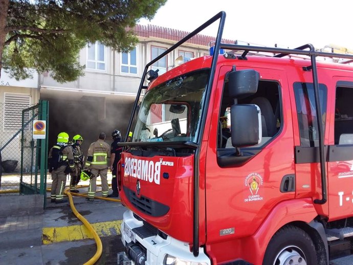 Efectivos de Bomberos de Zaragoza trabajan en la extinción del incendio de una nave de FCC en el Polígono El Pilar.