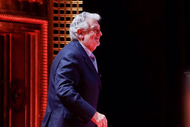 El tenor Plácido Domingo recibe el Premio a la Excelencia  en el Teatro de la Zarzuela en una imagen de archivo