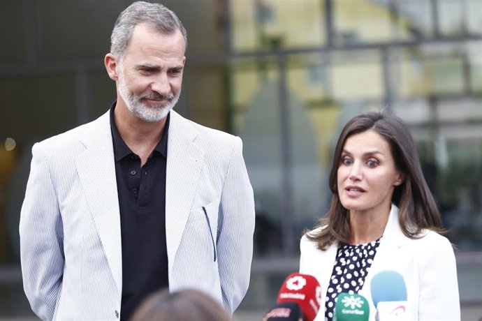 Los Reyes salen de visitar a Don Juan Carlos en el hospital Quirón de Madrid