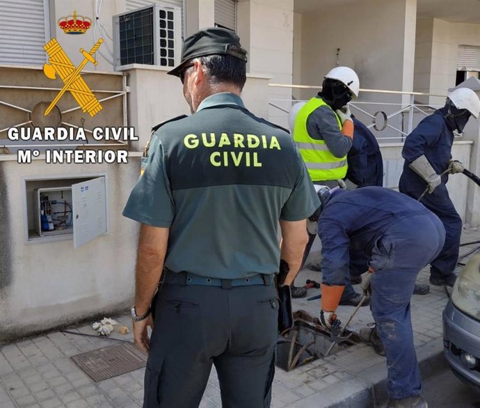 Endesa y Guardia Civil desarticular enganches irregulares a la red eléctrica en Huércal de Almería