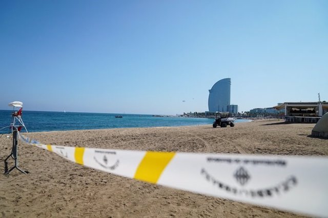 Perímetro de seguridad en la playa de Sant Sebastià de Barcelona