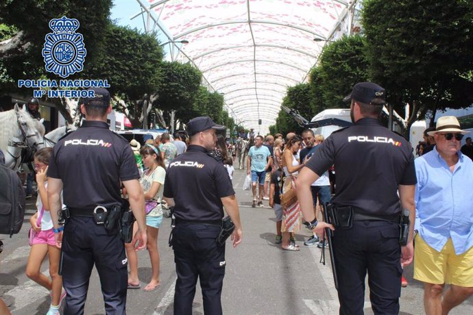 Agentes de Policía Nacional durante la Feria de Almería