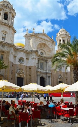 Plaza de la Catedral en cádiz son terraza de bares