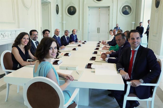 Imagen de archivo la presidenta de la Comuniadad de Madrid, Isabel Díaz Ayuso, junto al vicepresidente regional, Ignacio Aguado, y el resto de consejeros regionales.