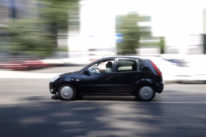 Un coche circulando.