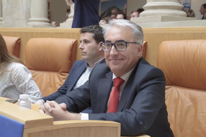 Los portavoces del PP en el Parlamento de La Rioja Diego Bengoa y  Jesús Ángel Garrido, durante la segunda sesión del pleno de investidura para la Presidencia de La Rioja.