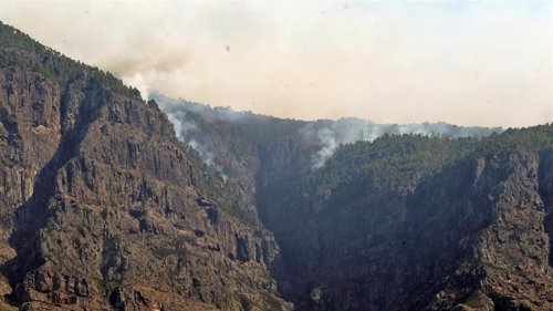 Parte de la zona afectada por el incendio de la isla de Gran Canaria, de la que continúa saliendo humo.