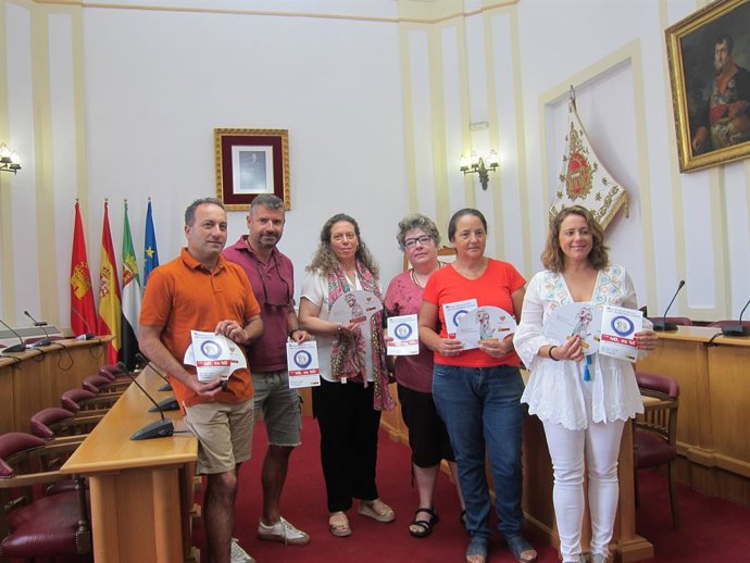 La delegada de Turismo, Carmen Yáñez y la delegada de Igualdad, Ana Aragoneses posan  con algunos de los hosteleres adscritos a la campaña de agresiones sexistas
