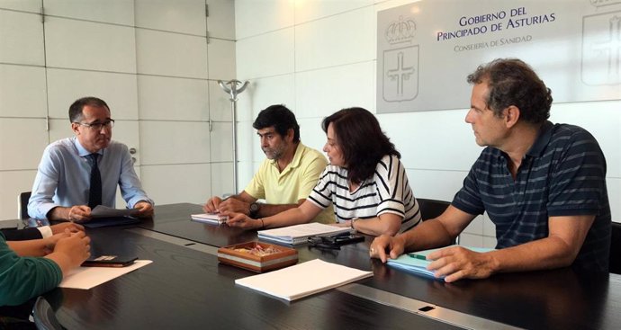 Reunión presidida por el consejero, Pablo Fernández, para analizar el brote de listeriosis.