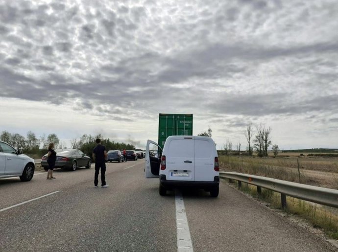 Dificultades de circulación en el kilómetro 231 de la A-6, a la altura de Villalpando (Zamora).