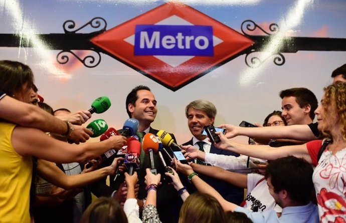 El vicepresidente de la Comunidad de Madrid, Ignacio Aguado, y el consejero de Transportes, Ángel Garrido, atienden a los medios de comunicación tras visitar las instalaciones de Metro en la calle Néctar.