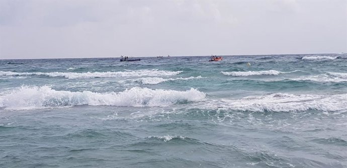 Imagen de medios de Emergencia buscando al piloto del avión siniestrado en La Manga