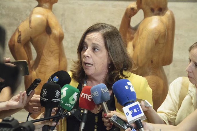 La portavoz del Grupo Mixto en el Parlamento de La Rioja, y diputada regional por Izquierda Unida, Henar Moreno, ofrece declaraciones a los medios de comunicación tras la investidura fallida de la candidata socialista a la presidencia de La Rioja.