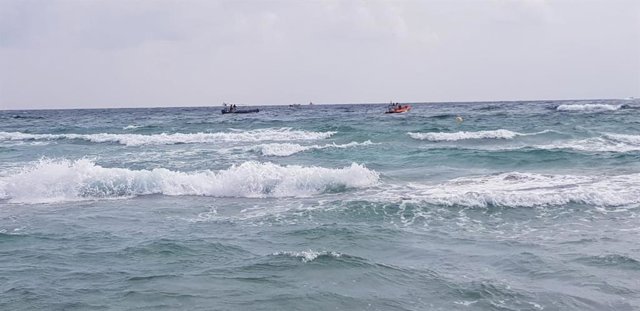 Imagen de medios de Emergencia buscando al piloto del avión siniestrado en La Manga