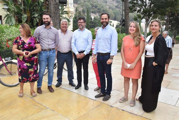 El portavoz del grupo municipal socialista en Málaga, Daniel Pérez, atiende a los medios, junto a los concejales del PSOE, para hacer balance de la Feria.