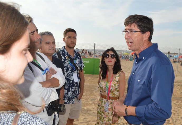 Juan Marín atendiendo a los periodistas llegados de otros lugares de España y Reino Unido