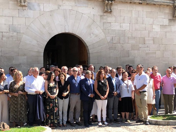 Minut de silenci en Consolat de Mar en record de les víctimes