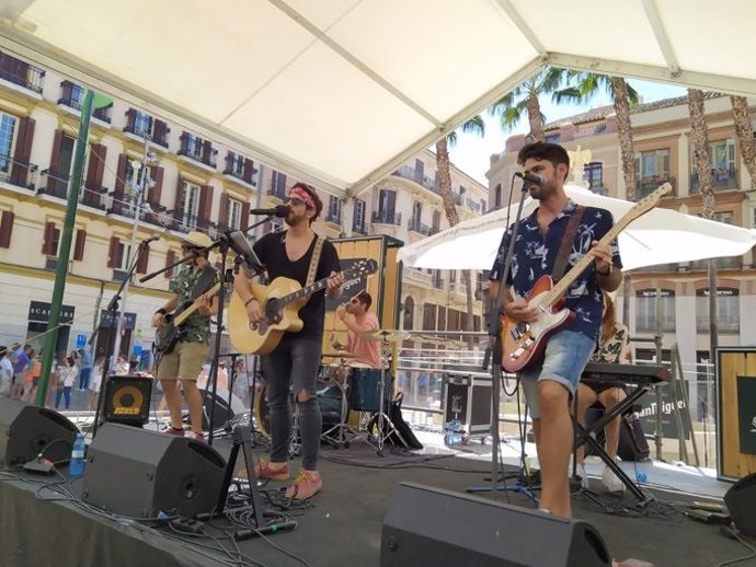 El grupo Comando Bandera actúa en la Plaza de la Constitución durante la Feria de Málaga 2019.