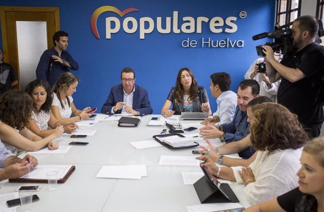 Loles López participa en la apertura del curso político del PP en Huelva.