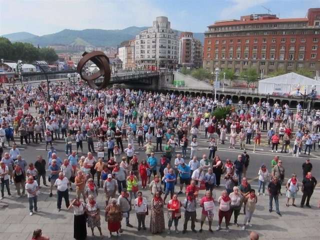 Concentración de pensionistas ante Ayuntamiento Bilbao