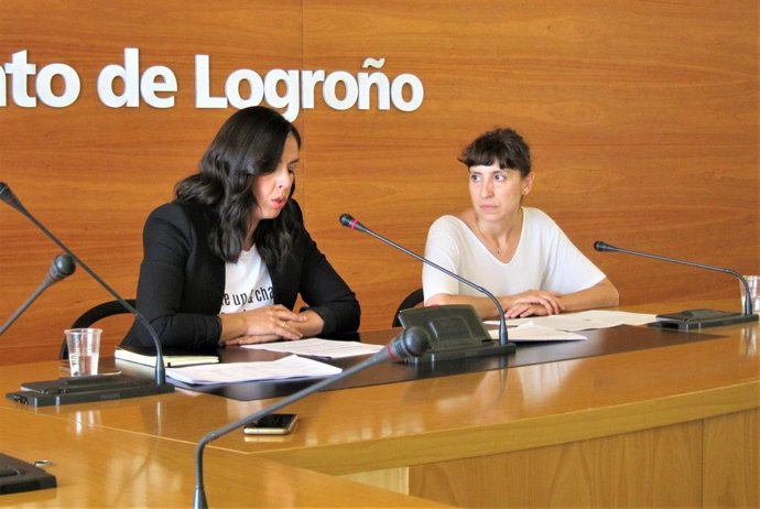 La concejala de Economía y Hacienda, Esmeralda Campos, y la concejala de Cultura, Carmen Urquía, durante la rueda de prensa esta mañana