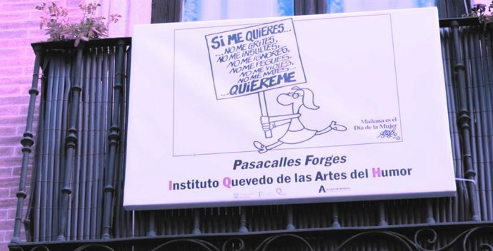 Forges al balcó Una de las últimas muestras del humor de Forges se pudo contemplar en las calles de Alcalá de Henares.