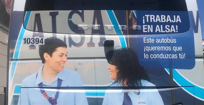 Cartel de la campaña de Alsa en la parte trasera de uno de su autobuses.