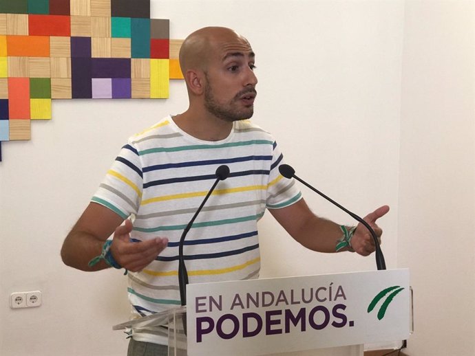 El responsable de la Secretaría Política y de Comunicación de Podemos Andalucía, Pablo Pérez Ganfornina, en rueda de prensa este lunes