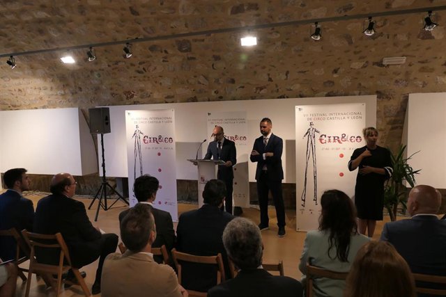 El consejero de Cultura, Javier Ortega, y el alcalde en funciones de Ávila, José Ramón Budiño, presentan el Festival Cir&Co.