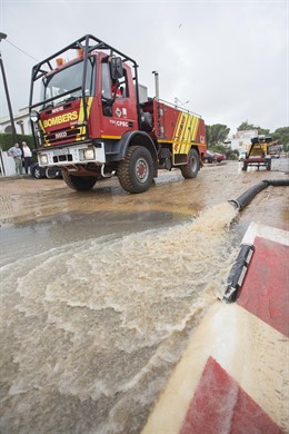 Bomberos trabajan achicando agua en la localidad castellonense de Alocéber. 