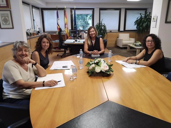 La consellera de Salud y Consumo, Patricia Gómez (2d), en la reunión sobre la campaña Nursing Now en Baleares.