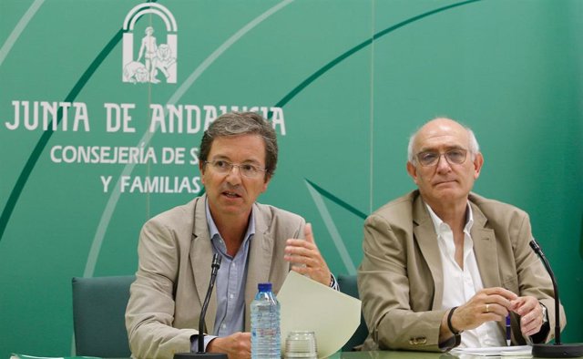 El portavoz de la Consejería de Salud por el brote de listeriosis, José Miguel Cisneros, y el subdirector de Protección de Salud, Jesús Peinado, este lunes en rueda de prensa.