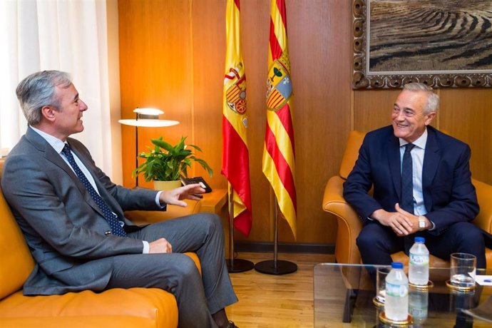 El alcalde de Zaragoza, Jorge Azcón, con el Presidente de las Cortes de Aragón, Javier Sada, durante la reunión mantenida este lunes 26 en La Aljafería.
