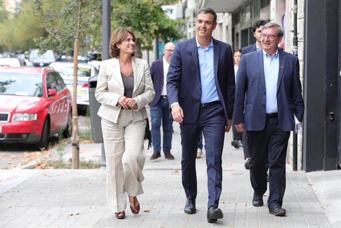 El presidente del Gobierno en funciones se reúne con organizaciones de Memoria Histórica