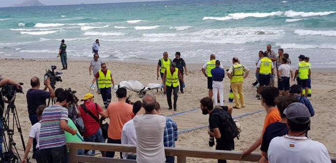 Imagen de agentes con lo que podrían ser los restos del piloto fallecido tras caer un avión del Ejército del Aire en aguas de La Manga del Mar Menor, en el Mar Meditteráneo