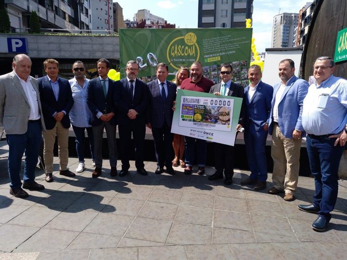 Durante la presentación de la ONCE del cupón del 20 aniversario de la Asociación de Sidrerías de la calle Gascona.