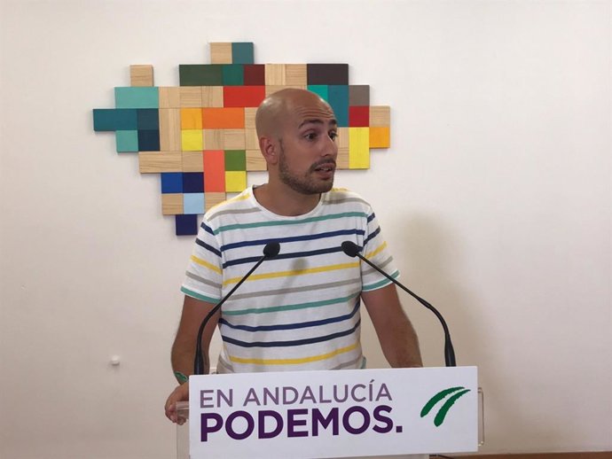 El responsable de la Secretaría Política y de Comunicación de Podemos Andalucía, Pablo Pérez Ganfornina, en rueda de prensa este lunes