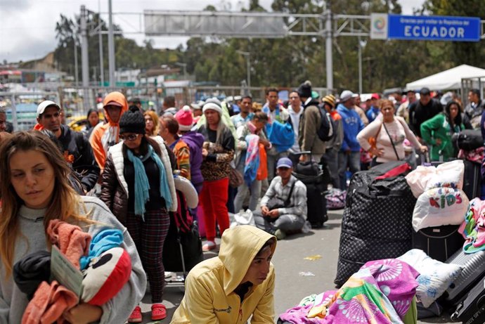 Venezolanos esperan en la frontera entre Colombia y Ecuador