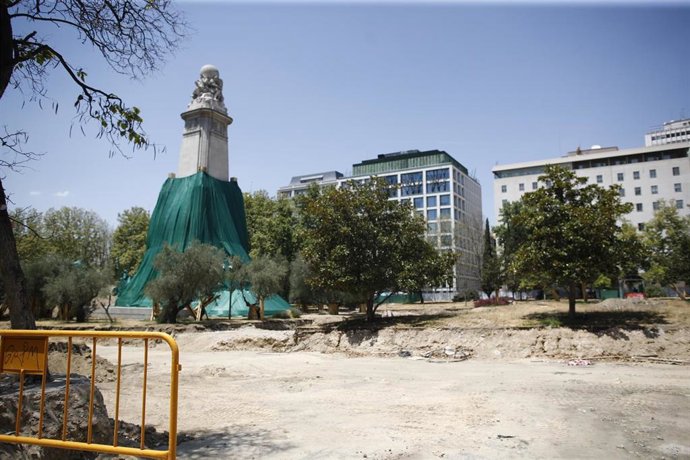 Estado de la acera y calzada frente al edificio España y la plaza de Emilio Jiménez Millas en la Plaza de España de Madrid dos meses después de que comenzan la obras de su remodelación.