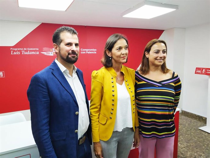 El secretario general del PSOE de Castilla y León, Luis Tudanca, junto a la ministra Reyes Maroto y la secretaria socialista en Palencia, Miriam Andrés.