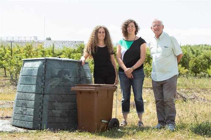 Raquel Igoa Linares (Cafetería-Comedor de El Sario) y los investigadores de la UPNA Amaia Oreja Ostiz y Julio Muro Erreguerena.