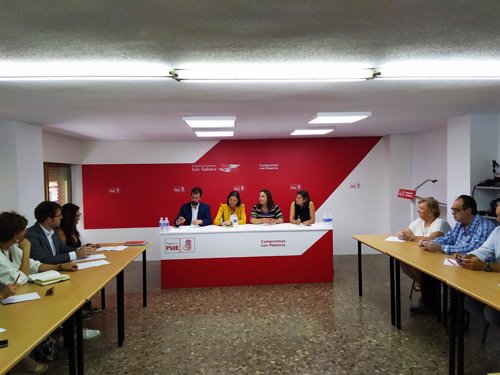 Imagen de la reunión de Maroto (al fondo, segunda por la izquierda) con miembros del PSOE y la fundación Rehabitar.