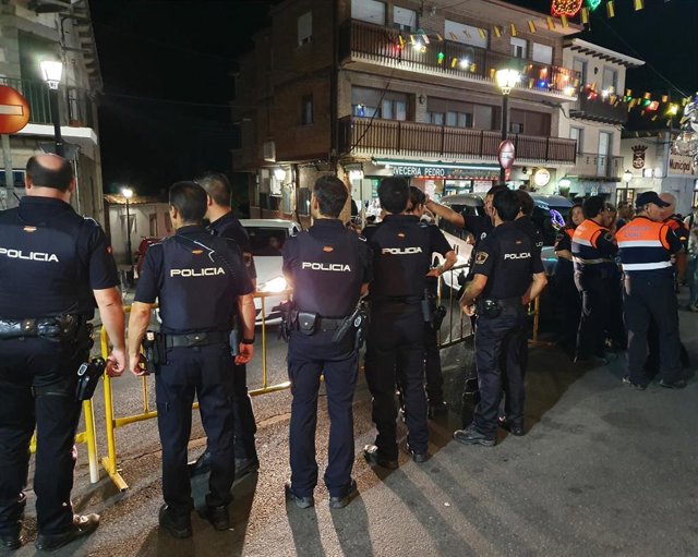Policías durante las fiestas de Collado Mediano.