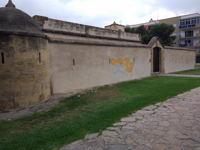 Grafiti en el muro norte de La Casa Fuerte Bezmiliana