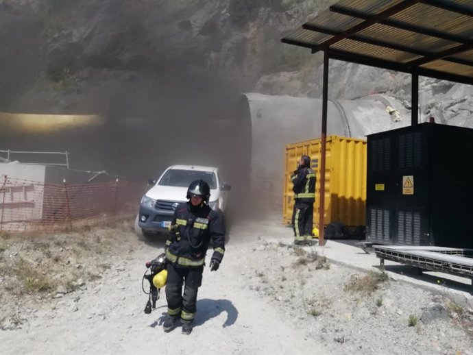 El incendio de un retroexcavadora en el túnel del acceso ferroviario al puerto exterior de Ferrol obliga a su evacuación.