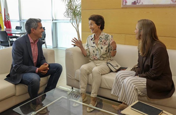 El vicepresidente del Gobierno de Cantabria y consejero de Universidades, Igualdad, Cultura y Deporte, Pablo Zuloaga, con la presidenta de la Fundación Albéniz, Paloma O'Shea, y la gerente de la entidad, Julia Sánchez