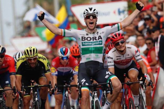 Sam Bennett celebra su triunfo en la tercera etapa de La Vuelta 2019.